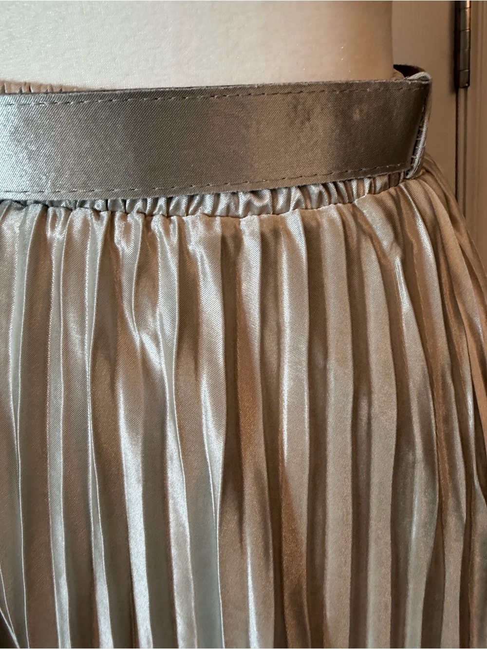 Metallic Cream Pleated Midi Skirt with Matching Belt - Picture 5 of 7